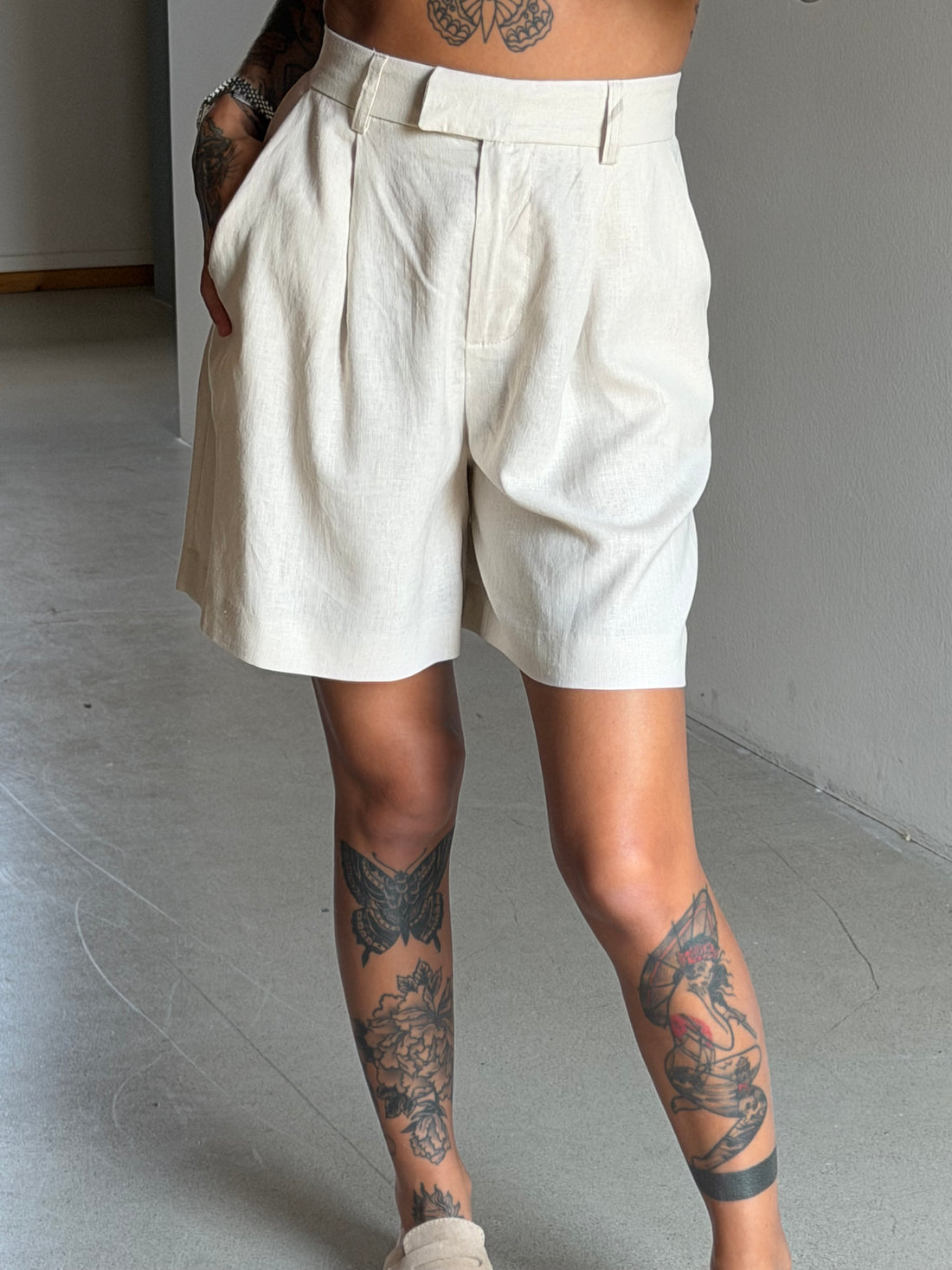 SHORT ANNA
